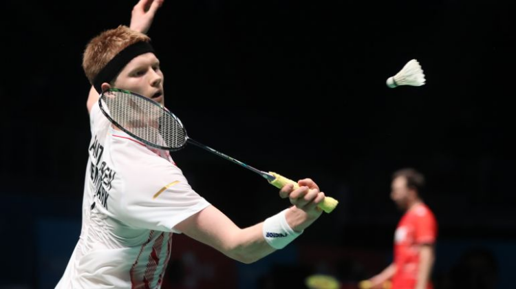 同时保持自 同时保持自